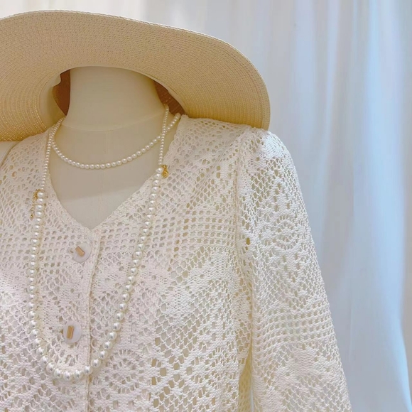 Channel style 2-piece lace suit - Picture 4 of 6